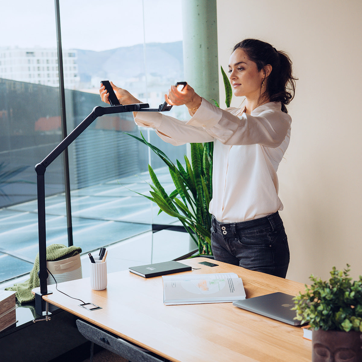 yaasa-lamp-essential-klemmbare-ultraflexible-led-schreibtischlampe-mit-dimmer-un image 2